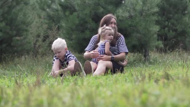 Matka z dwójką dzieci na piknik - Materiał filmowy, wideo