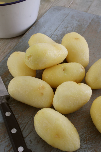 Frische Kartoffeln aus nächster Nähe zubereiten - Foto, Bild
