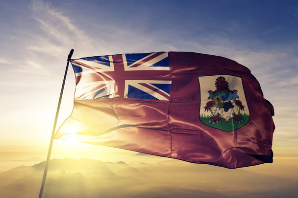 Bermuda bandiera nazionale tessuto tessuto sventolando sulla parte superiore
 - Foto, immagini