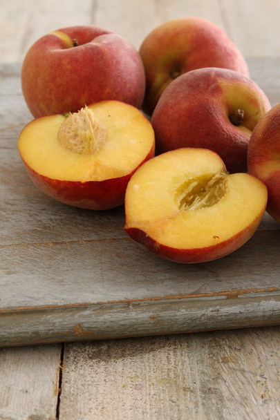 tuoreiden kypsien persikoiden valmistelu
 - Valokuva, kuva