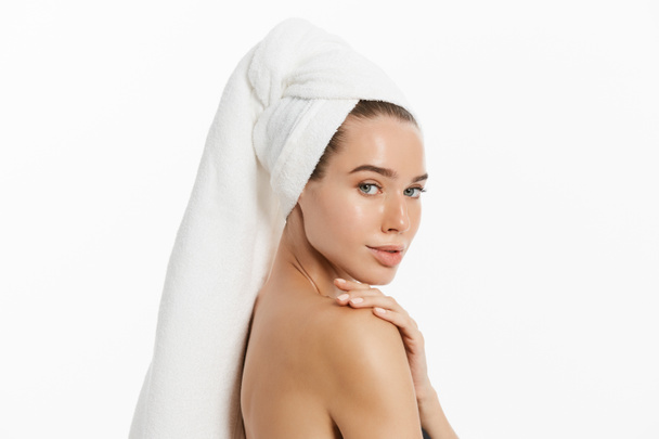 Spa skóry Pielęgnacja uroda kobieta noszenia włosów ręcznikiem po zabiegi kosmetyczne. Piękna młoda kobieta z doskonałej skóry na białym tle. - Zdjęcie, obraz