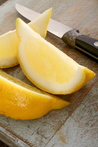 preparare limoni freschi in tavola
 - Foto, immagini