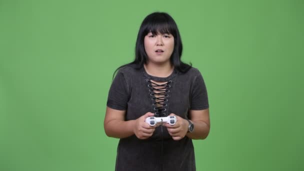Krásná obézní žena hraní her a zobrazení stop gesto - Záběry, video
