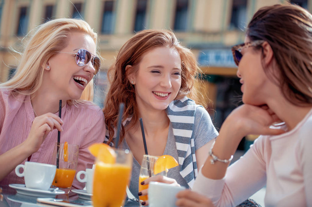 Группа подруг, наслаждающихся кофе вместе в кафе
. - Фото, изображение