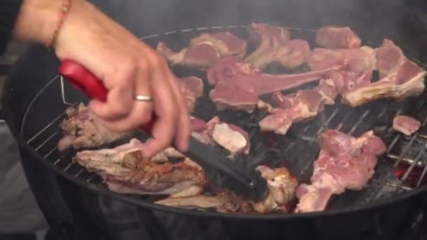 Főzés a forró grill barbecue steak kemping időben, nagy felbontású. A grill közelről grill - Felvétel, videó