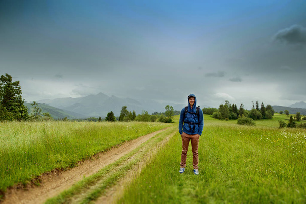 Cestovatel muž s batoh horolezectví cestovní Lifestyle koncept skalnatými horami na pozadí dobrodružství dovolenou venkovní - Fotografie, Obrázek