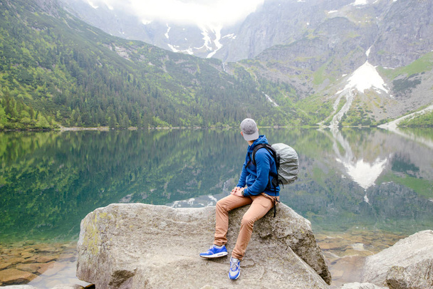 homme relaxant sur le lac et les montagnes paysage ensoleillé. - Photo, image