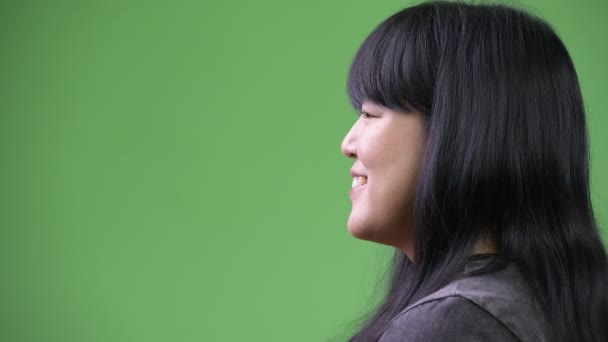 Profil görünümü gülümseyen güzel kilolu Asya kadının kafa vurdu - Video, Çekim