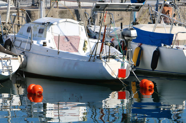 El atraque es un lugar especialmente equipado por la orilla para amarre de barcos y barcos
  - Foto, Imagen