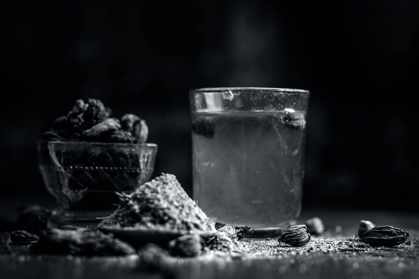 Close up of water of Black cardamom with its powder and raw whole black cardamom. - 写真・画像