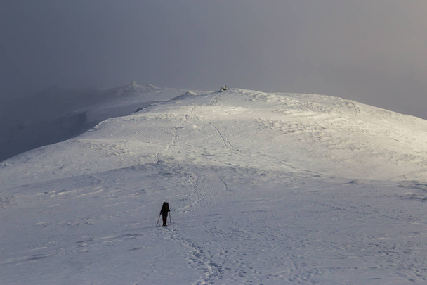 Paysage hivernal spectaculaire dans les montagnes avec de la neige fraîche, de la brume et une belle lumière
 - Photo, image