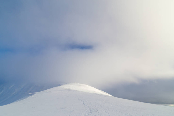 Paisajes de invierno dramáticos en las montañas con nieve fresca, niebla y hermosa luz
 - Foto, imagen