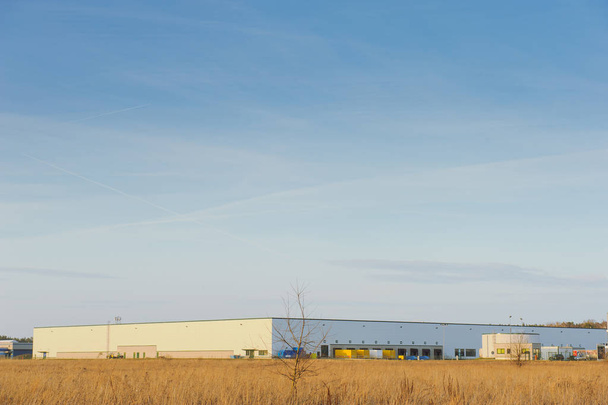 Bâtiment industriel moderne extérieur sur ciel bleu - Photo, image