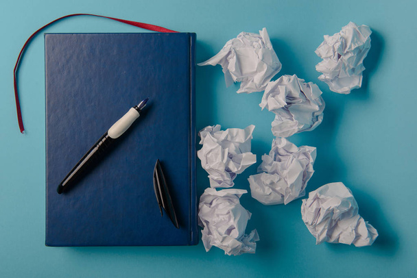 Escritorio con herramientas y escritorio de la oficina del cuaderno sobre fondo azul - Foto, imagen