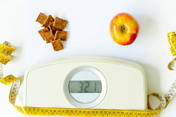 scales and and fruit on a floor, training and healthy lifestyle concept - Φωτογραφία, εικόνα