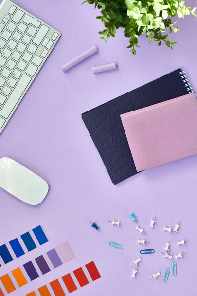 Над просмотром плоский состав девчачий стиль жизни пунктов на пастельно-фиолетовом фоне, компьютерная клавиатура и цветовые палитры на столе в дизайнерском офисе, копировальное пространство
 - Фото, изображение