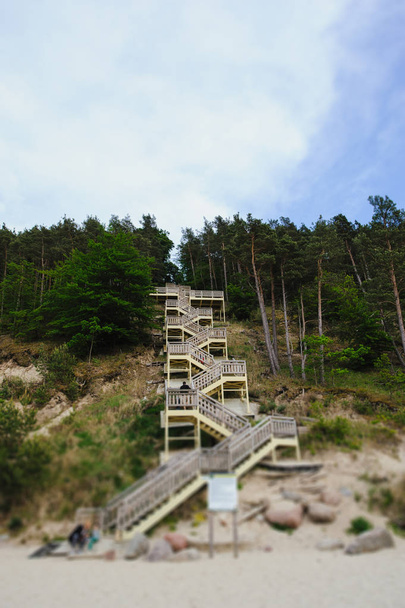 новая деревянная лестница, ведущая к пляжу
 - Фото, изображение