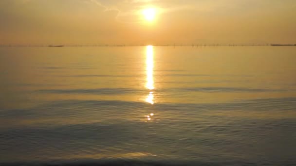 Ήρεμο σκηνή του sunrise με ουρανό σύννεφο πάνω από το θαλασσινό τοπίο το πρωί. Αλιευτικά σκάφη πλέουν σε μεγάλη απόσταση. Παραδοσιακό Fishermans τρόπο ζωής. Αρμονία της φύσης, ηρεμία φόντο. - Πλάνα, βίντεο
