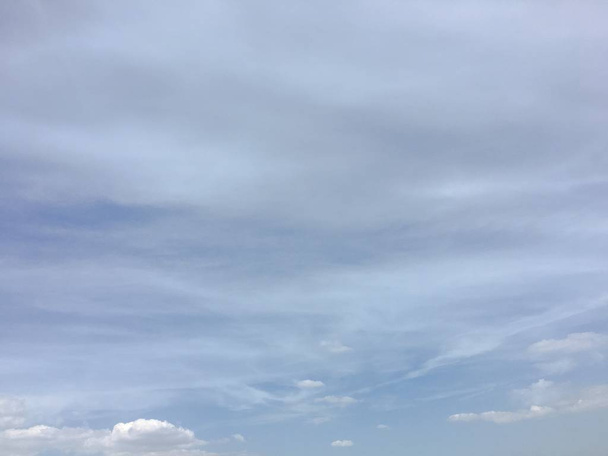 Красивые облака на голубом фоне неба. Облачное небо. Голубое небо с облачной погодой, облако природы. Белые облака, голубое небо и солнце
. - Фото, изображение