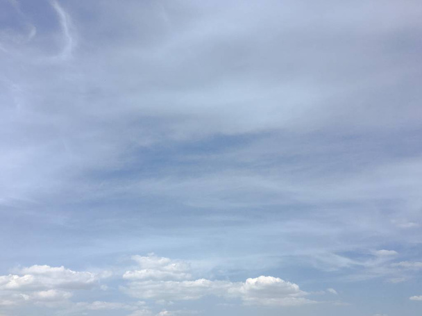 Hermosas nubes sobre un fondo azul del cielo. Cielo nublado. Cielo azul con clima nublado, nube de naturaleza. Nubes blancas, cielo azul y sol
. - Foto, imagen
