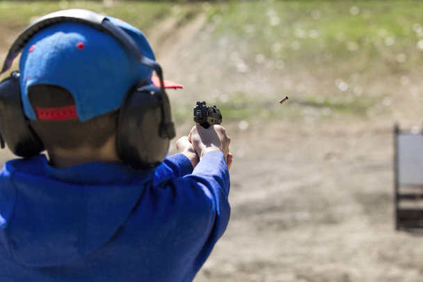 Chłopiec bezpiecznie praktyk, strzelanie pistolet, w zakresie w Północnej Idaho. - Zdjęcie, obraz