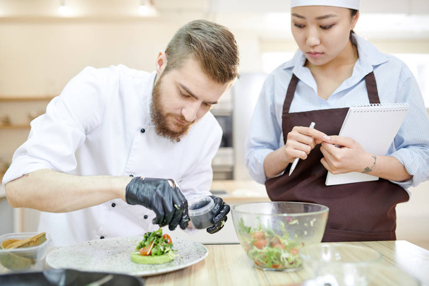 Πορτρέτο του όμορφος επαγγελματίας σεφ πιατέλα όμορφη vegan μαγειρεύοντας στο μοντέρνο εστιατόριο κουζίνα, χώρος αντίγραφο - Φωτογραφία, εικόνα