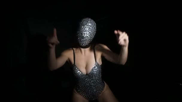 Erstaunliche Frau tanzt in diamantbedeckter Gesichtsmaske und Kostüm - Filmmaterial, Video