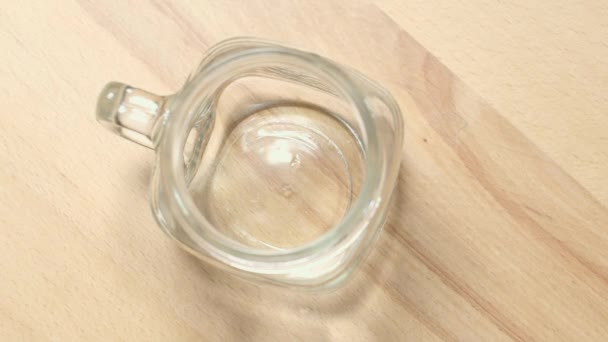 Verter el batido de bayas en el frasco de albañil de una jarra de vidrio. Parte 02
. - Imágenes, Vídeo