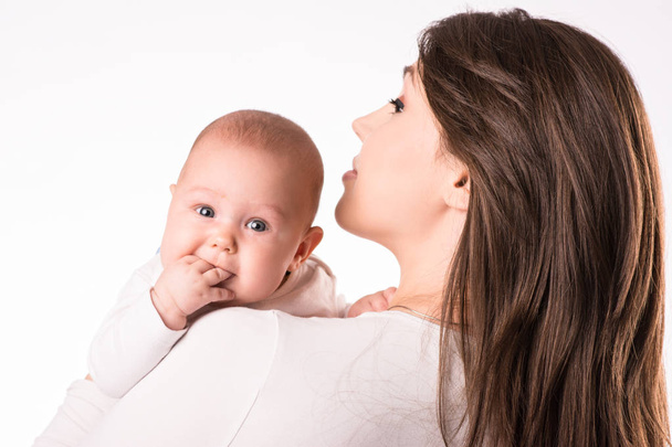madre felice con figlia neonata su mani
 - Foto, immagini