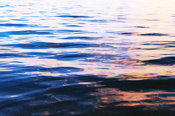 Tiszta kék víz. Tenger, tó, nap, strand, nyaralás háttér képek és a szöveg beszúrásához. Turizmus, utazás. - Fotó, kép