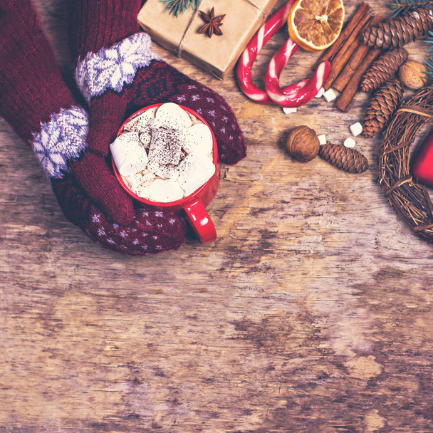 dárek, jedle větev, ořechy, šišky, kakaa, kávy, útulné Pletená deka. Zimní, nový rok, vánoční zátiší. - Fotografie, Obrázek