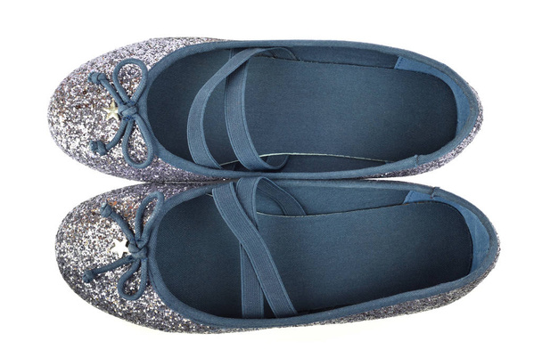Shimmer ασημένια μπλε μπαλαρίνα flat παπούτσια με διέσχισε ελαστική κορδόνια περίσφιξης και επένδυση με μαλακό βαμβάκι - σε άσπρο φόντο - πουλί-μάτι-άποψη - Φωτογραφία, εικόνα