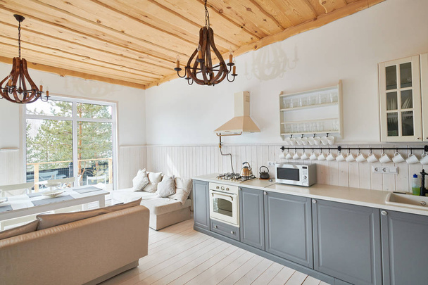 Amplo ângulo tiro de cozinha moderna interior com balcões cinza e mobiliário branco definido em design escandinavo minimalista, espaço de cópia, ninguém
 - Foto, Imagem