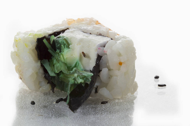 verdorbenes Sushi mit einer Fliege - Foto, Bild