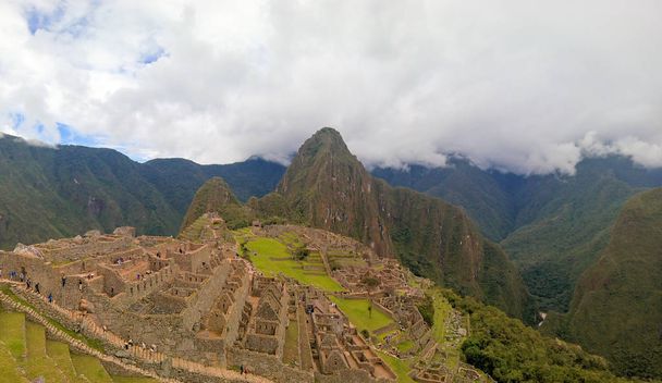 Vista panorámica al sitio arqueológico de Machu Picchu con mampostería poligonal en Cuzco, Perú
 - Foto, imagen
