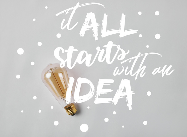 lámpara incandescente vintage en la superficie blanca con "todo comienza con una idea" inspiración
  - Foto, Imagen