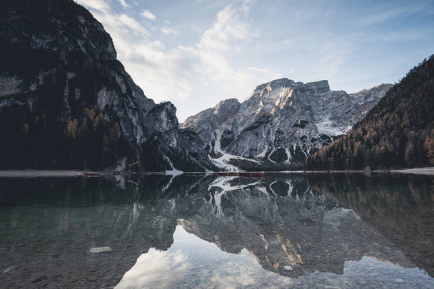 Na podzim scenérie jezera Braies. Lago di Braies na pozadí Alp v Jižním Tyrolsku v Itálii. Evropská známé a velmi oblíbené destinace. Podzimní krajina s žluté listy stromů na břehu jezera. - Fotografie, Obrázek