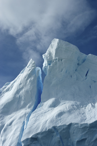 wierzchołek góry lodowej przeciw błękitne niebo lato Antarktyki. - Zdjęcie, obraz