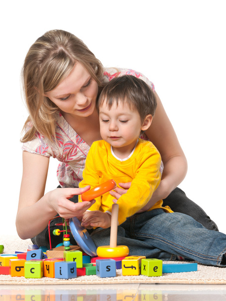 Мати і син на підлозі з іграшками
 - Фото, зображення