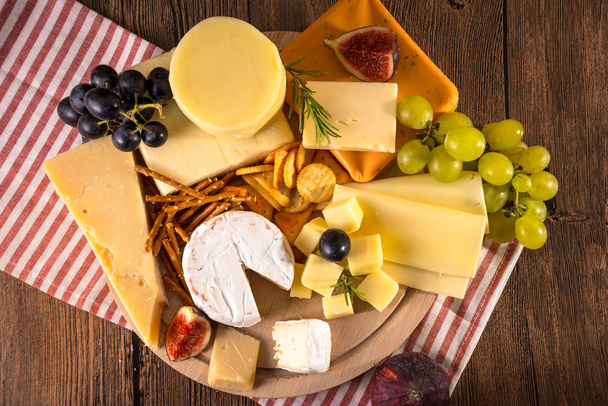 Leckerer Käse auf dem Tisch - Foto, Bild