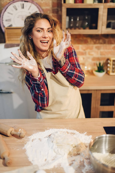 生地、キッチン インテリアの背景を調理エプロンの主婦。女性の料理は、新鮮な自家製ケーキを準備します。国内のパイの準備 - 写真・画像