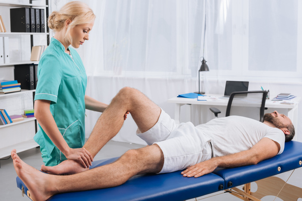 massothérapeute féminine faisant massage des jambes au patient sur la table de massage à la clinique
 - Photo, image