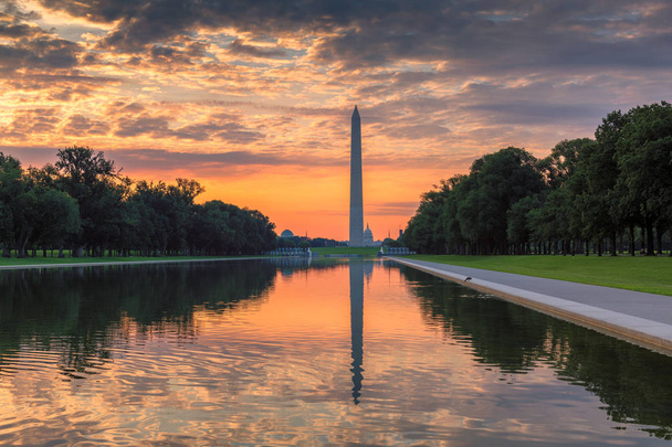 Pomnik Waszyngtona na wschód od nowej puli odbicia przez Lincoln Memorial, Washington Dc, Stany Zjednoczone Ameryki. - Zdjęcie, obraz