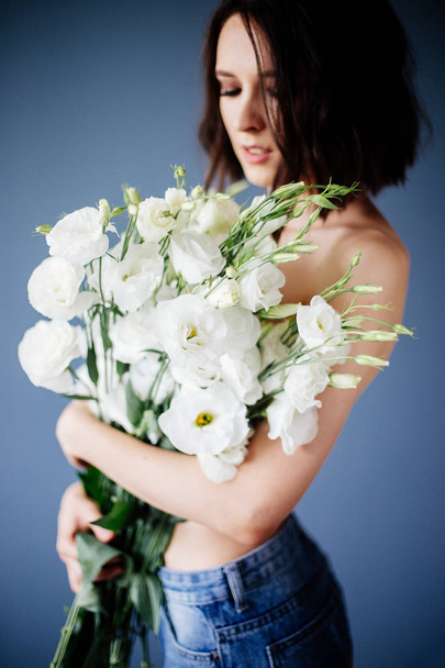 Beautiful girl with a bouquet flowers. - Valokuva, kuva