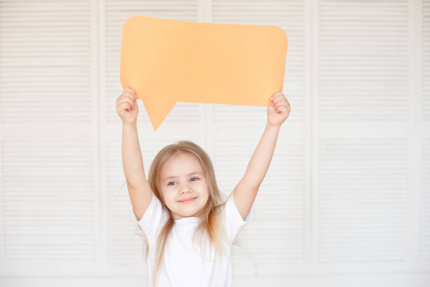 Happy Little Caucasian Girl Holding Blank Speech Bubble - Фото, зображення