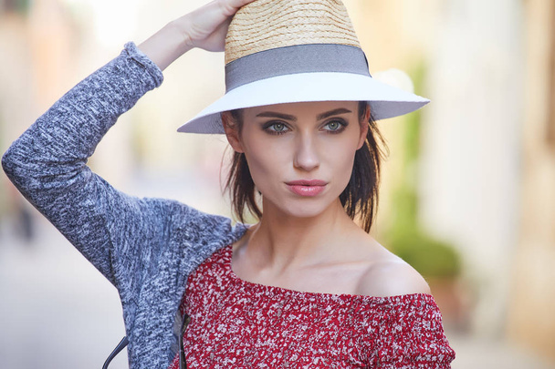 attractive woman tourist with hat in old italian town - Foto, Imagen