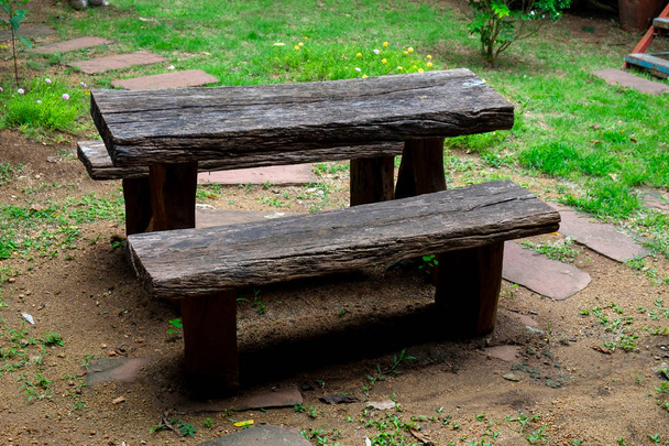 Mesa de madeira antiga e vintage no belo jardim ao ar livre
. - Foto, Imagem