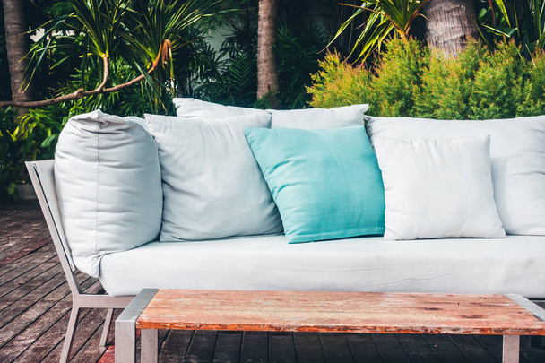 Pohodlný polštář na pohovce dekorace venkovní terase s výhledem do tropické a příroda - Fotografie, Obrázek