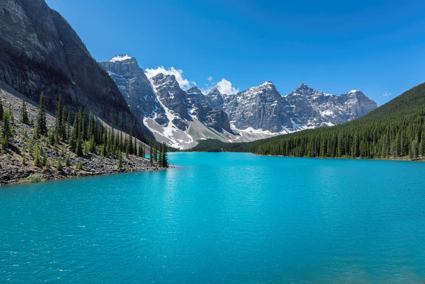 Λίμνη Μορέιν στο εθνικό πάρκο Μπανφ, Αλμπέρτα, Καναδά.. - Φωτογραφία, εικόνα