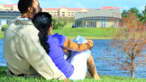 Nuori afrikkalainen amerikkalainen pari rentoutuu järven rannalla suunnittelemassa tulevaa elämäntapaansa
 - Materiaali, video